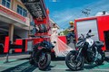 Ảnh cưới “siêu độc” cùng môtô 1000cc và xe cứu hỏa